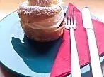 Windbeutel mit Kirschen und Sahne