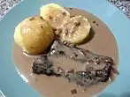 Rindersteak mit Rotwein-Sahnesoße und Kartoffelknödel
