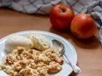 Apfel-mit-Streuseln und Vanille-Eis
