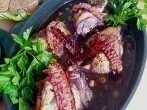 Geschmortes Rotwein-Hähnchen