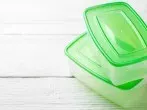Klebrige oder verfärbte Tupperware reinigen