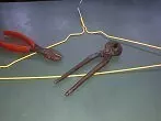 Haken aus Drahtbügeln herstellen