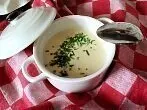Cremige Spargelsuppe mit einem Hauch von Eierlikör