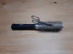 Haare aus der Rundbürste mit Nagelschere entfernen