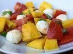 <strong>Tomaten-Mozzarella-Salat</strong> mit Mango