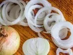 Zwiebeln schneiden ohne Tränen - 5 einfache Tricks