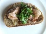 Dorschleber mit karamellisierten Zwiebeln auf Brot
