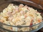 <strong>Kartoffelsalat</strong> mit Fleischwurst und Apfel