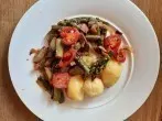 Grüne Spargelpfanne mit Kartoffeln in Knoblauchbutter