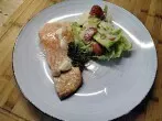 Lachs gebraten dazu bunter Kopfsalat