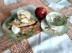 <strong>Apfelkuchen</strong> mit Zimt-Streusel dazu geschlagene Sahne