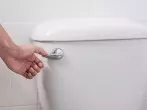 Verstopfte Toilette? Trick mit Frischhaltefolie