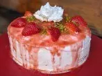 Kleine Geburtstagstorte mit Erdbeeren
