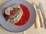 Wiener Schnitzel mit Kartoffel-Erbsen-Püree und Tomatensoße