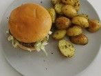 Hamburger mit mediterranen <strong>Ofenkartoffeln</strong>