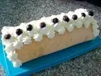 Biskuitrolle mit Sahne und Heidelbeeren