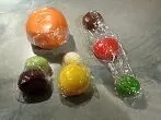 Fondant einfärben mit flüssiger Lebensmittelfarbe