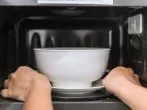 Mikrowelle in 7 Minuten vom Schmutz befreien