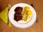 Fleischküchle mit Rosenkohl und Pellkartoffeln