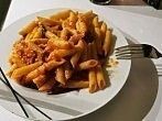 Penne mit Tomatenso&szlig;e, frischem Blattspinat und Zwiebeln
