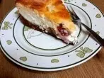 Käsekuchen mit Dominosteinen und Himbeeren