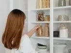 Vorratsschrank organisieren: 6 funktionale Tipps
