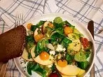 Feldsalat mit Avocado, Apfel und Physalis