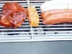 Grillrost mit einer Drahtbürste wirklich sauber bekommen