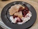 Eierlik&ouml;r-Waffeln mit Kirschragout