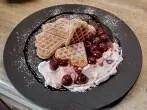 Eierlikör-Waffeln mit Kirschragout