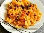Farfalle mit frischem Gem&uuml;se und Tomaten-Sahneso&szlig;e