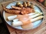 Wei&szlig;er Spargel mit paniertem <strong>H&uuml;hnerfilet</strong> und gebratenen Drillingen