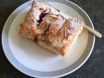 Bl&auml;tterteigtaschen mit Heidelbeeren