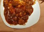 Gulasch mit Waldpilzen und Zwiebeln