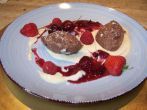Mousse au Chocolat mit wei&szlig;er Schokoladen-So&szlig;e & Fr&uuml;chten