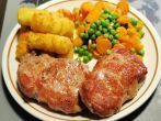 Schweinelendchen mit Kroketten und <strong>Erbsen-M&ouml;hren-Gem&uuml;se</strong>