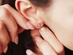 Ohrstecker leichter ans Ohr bringen - einfacher Trick
