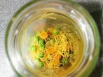 Schnelle <strong>Nudelsuppe</strong> im Glas zum Mitnehmen