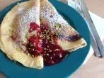 Süße gefüllte Pfannkuchen mit Beeren