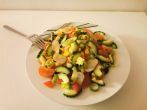 Bunter Salat mit Radieschen und Fr&uuml;hlingszwiebeln