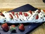 Frischkäse-Biskuitrolle mit Erdbeeren