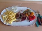 Gebratene <strong>Lammkoteletts</strong> mit Aioli und Paprika-Beilage