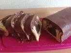 Klassischer Marmorkuchen mit Schokoguss