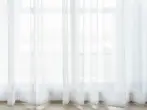 Weiße Gardinen waschen – so geht's richtig