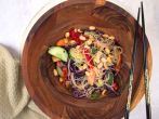 Asiatischer <strong>Glasnudelsalat</strong> mit Erdnuss-Dressing