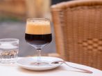 Caff&egrave; Shakerato - gesch&uuml;ttelter, kalter Espresso