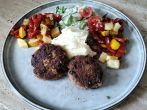 Frikadellen mit Gem&uuml;se & Kartoffelp&uuml;ree
