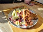 Leckerer Sommersalat mit Schnitzel