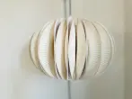Lampenschirm aus Papptellern basteln – DIY Anleitung
