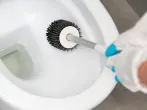 Braunstein in der Toilette: Hartnäckige Ablagerungen entfernen